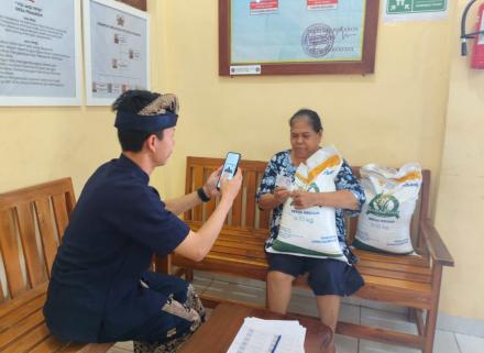 PEMASANGAN STIKER PENANDA RUMAH KPM BANTUAN SOSIAL